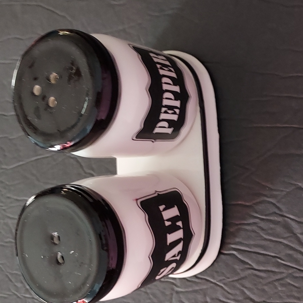 Salt&Pepper Shakers w/Base Set Blk/Wht Pre-Owned.